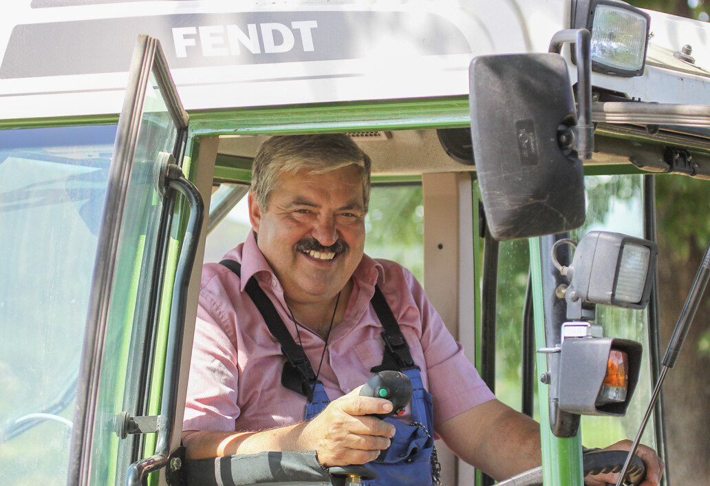 Johann Schwertführer im Traktor