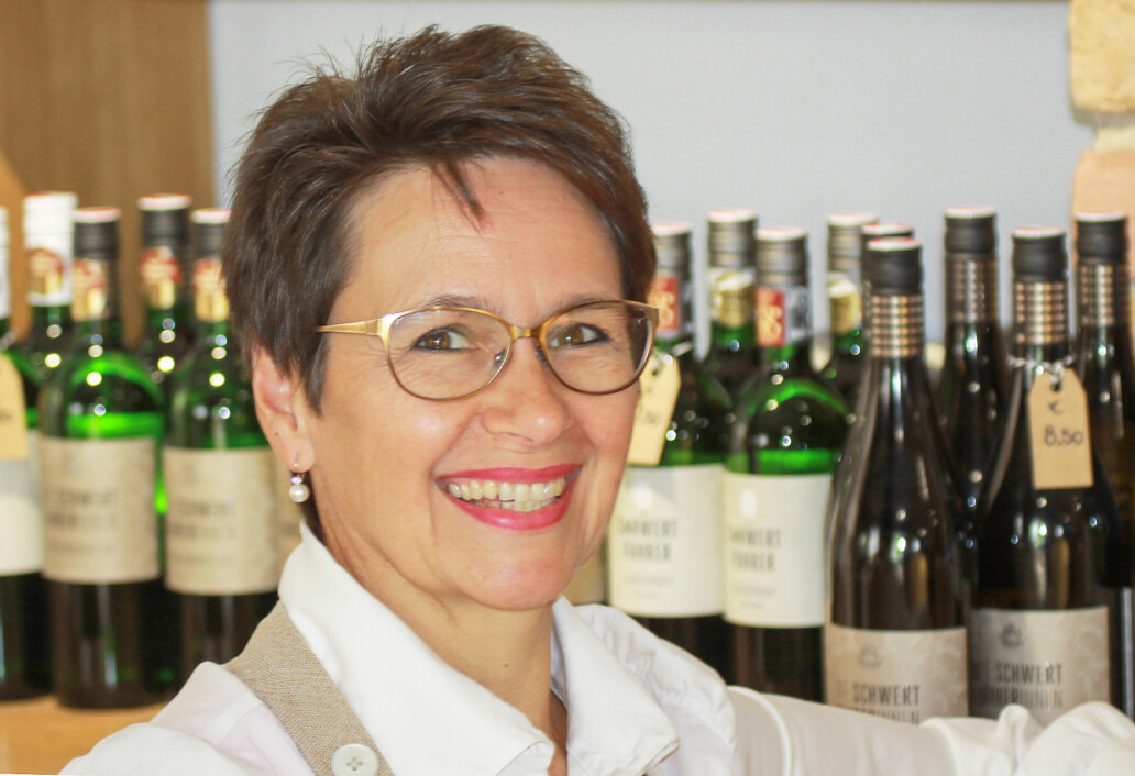 Christine Schwertführer im Weinverkauf