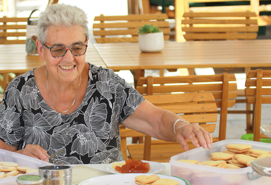 Oma Frieda beim Kekse streichen